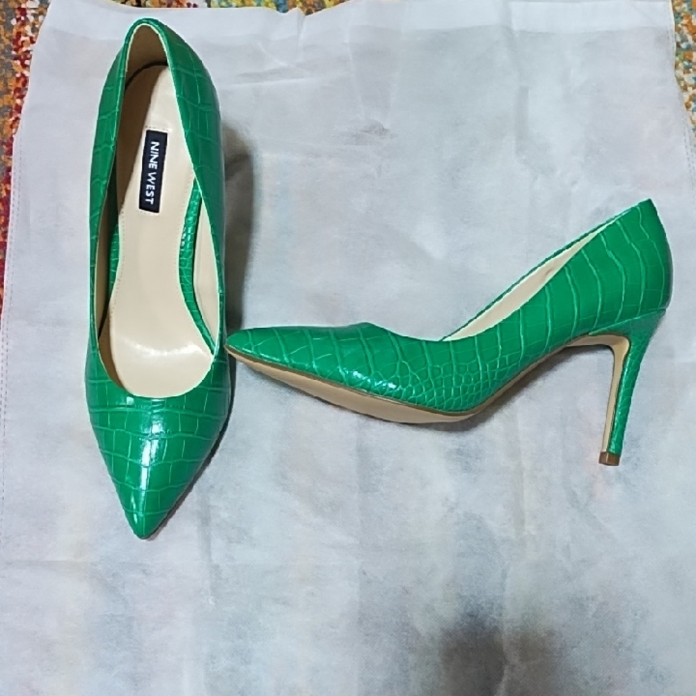 Nine West Green High Heeled Pumps Size 8.5 Never Worn Outside